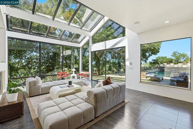 240 Tappan Ln, Orinda, CA 94563