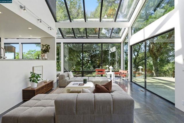 240 Tappan Ln, Orinda, CA 94563