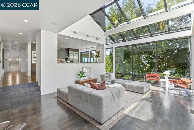 240 Tappan Ln, Orinda, CA 94563