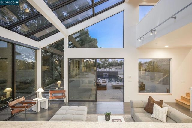 240 Tappan Ln, Orinda, CA 94563