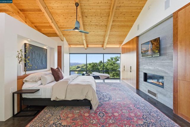 240 Tappan Ln, Orinda, CA 94563