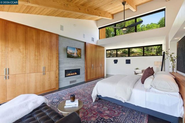 240 Tappan Ln, Orinda, CA 94563