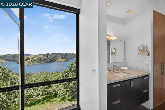 240 Tappan Ln, Orinda, CA 94563