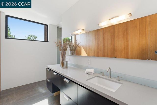 240 Tappan Ln, Orinda, CA 94563