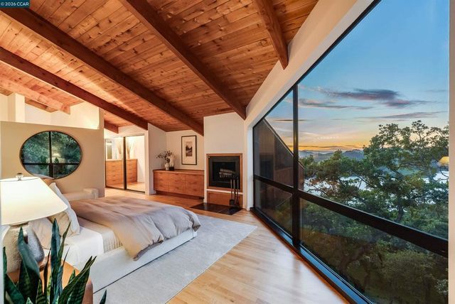 240 Tappan Ln, Orinda, CA 94563