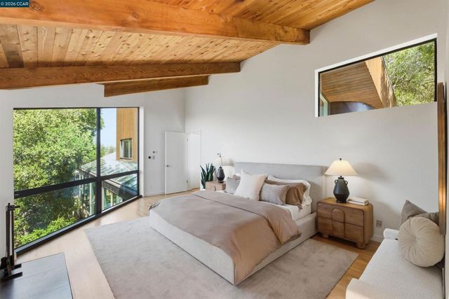 240 Tappan Ln, Orinda, CA 94563