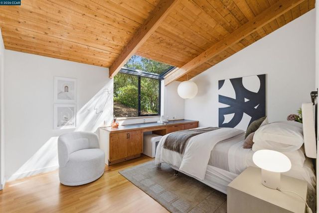 240 Tappan Ln, Orinda, CA 94563