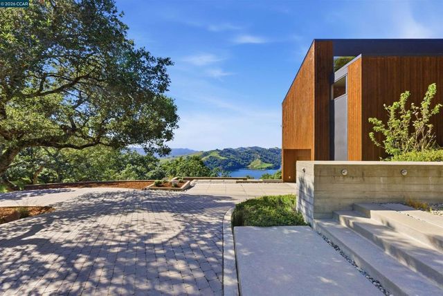 240 Tappan Ln, Orinda, CA 94563