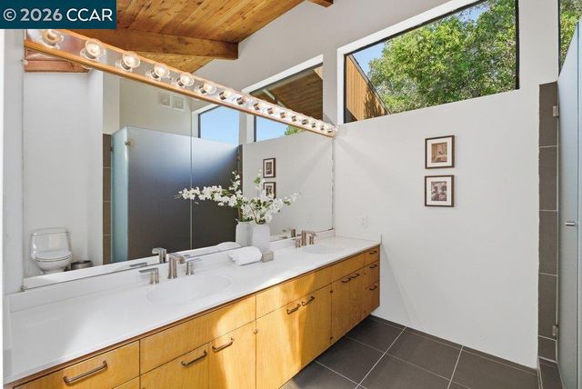240 Tappan Ln, Orinda, CA 94563