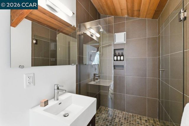 240 Tappan Ln, Orinda, CA 94563