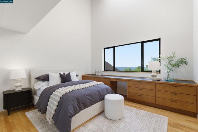240 Tappan Ln, Orinda, CA 94563