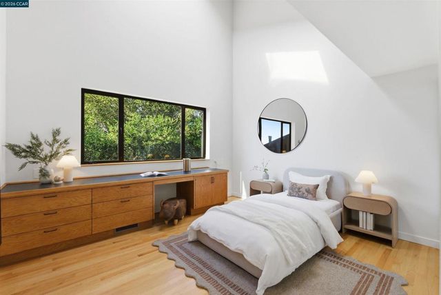 240 Tappan Ln, Orinda, CA 94563