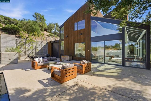 240 Tappan Ln, Orinda, CA 94563