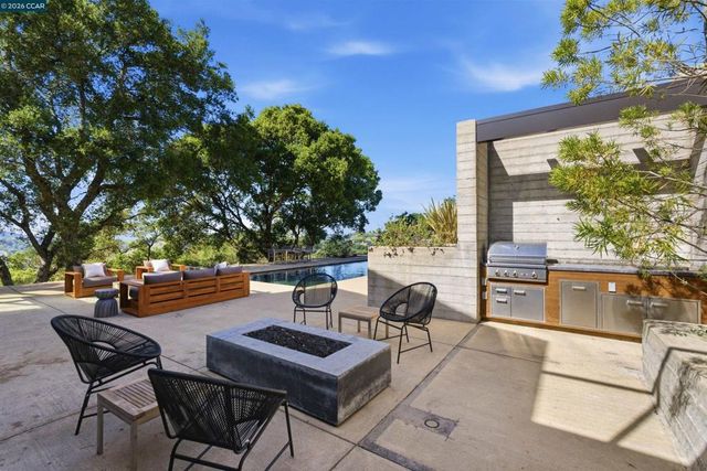 240 Tappan Ln, Orinda, CA 94563