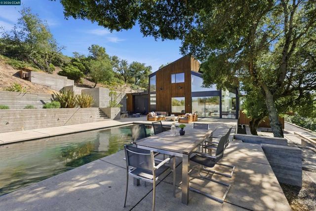 240 Tappan Ln, Orinda, CA 94563