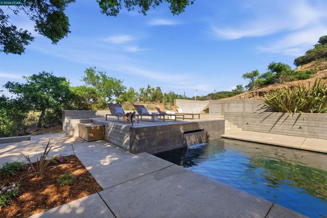 240 Tappan Ln, Orinda, CA 94563