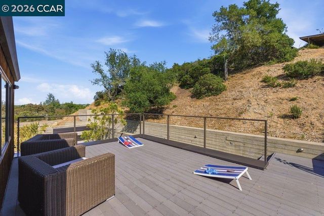 240 Tappan Ln, Orinda, CA 94563