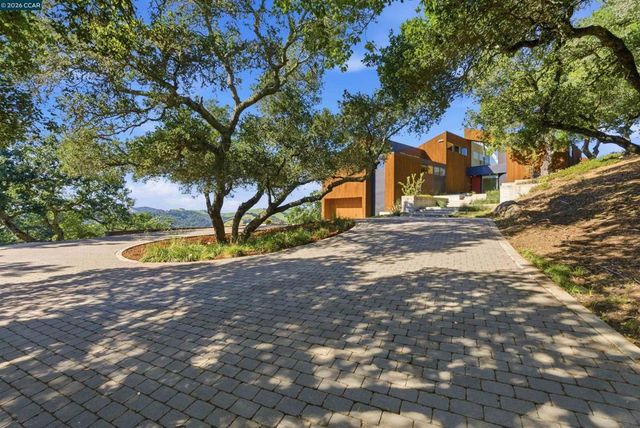 240 Tappan Ln, Orinda, CA 94563
