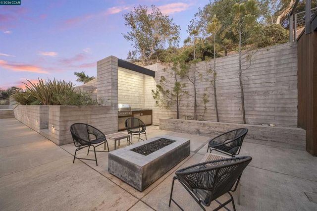 240 Tappan Ln, Orinda, CA 94563