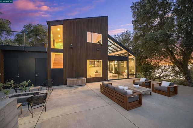 240 Tappan Ln, Orinda, CA 94563