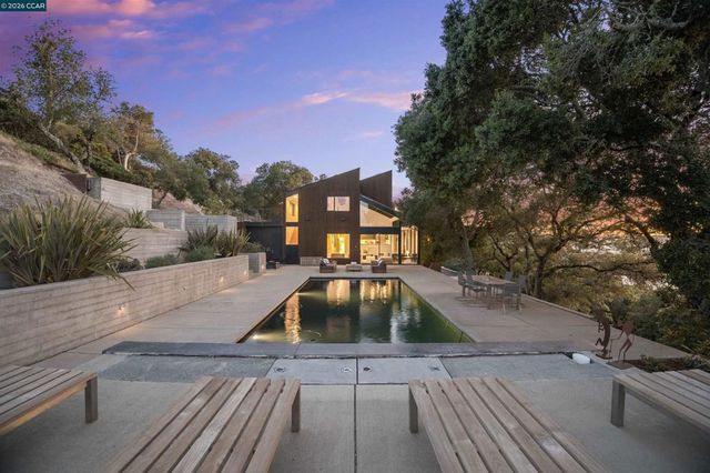 240 Tappan Ln, Orinda, CA 94563