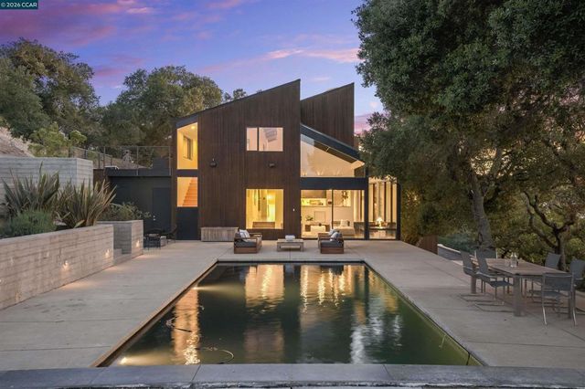 240 Tappan Ln, Orinda, CA 94563