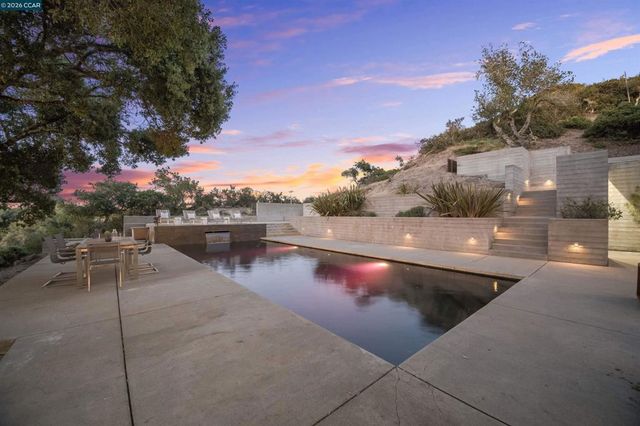 240 Tappan Ln, Orinda, CA 94563