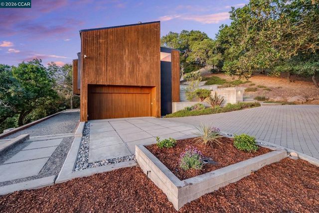 240 Tappan Ln, Orinda, CA 94563