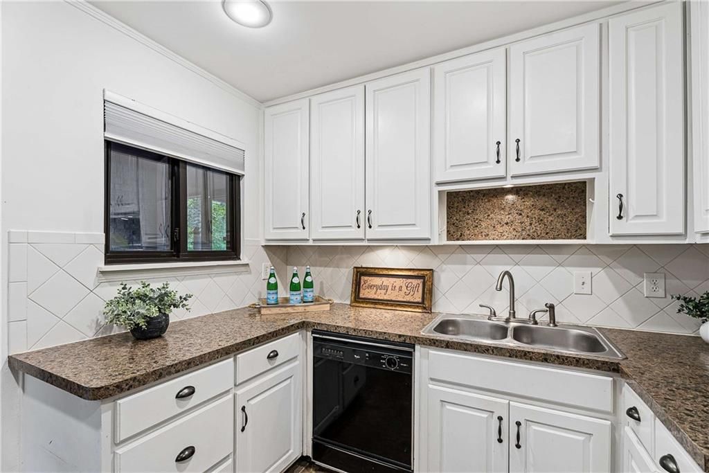 Image 9 of property listing at 1611 Northlake Springs Court, Decatur, GA 30033