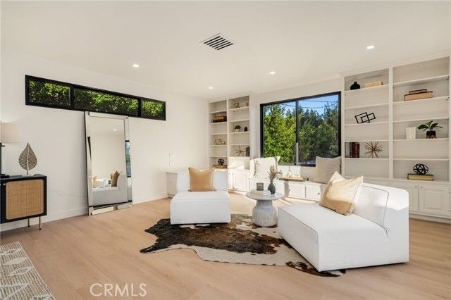 1558 Hillcrest, Glendale, CA 91202