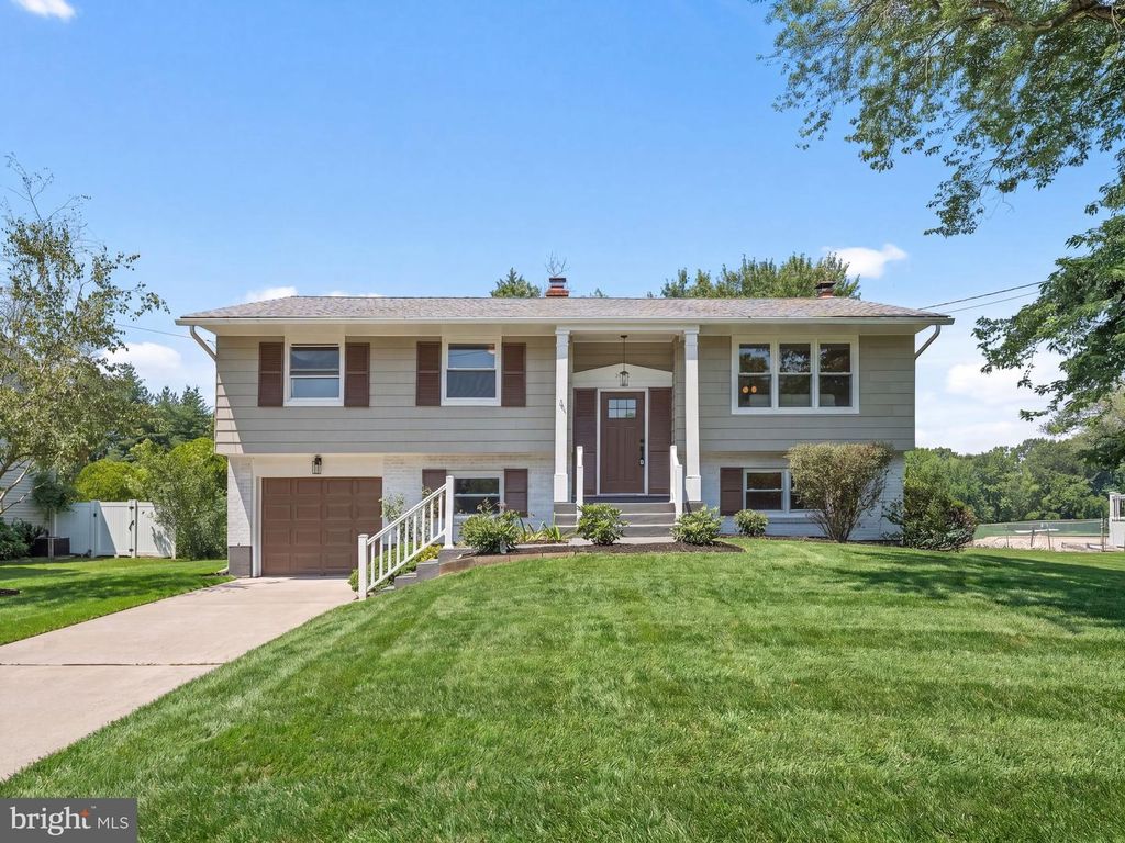323 BRANDYWINE DR, Marlton, NJ 08053