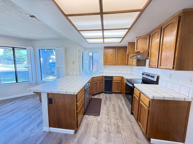 5 Rollingbrook Cir, Sacramento, CA 95833