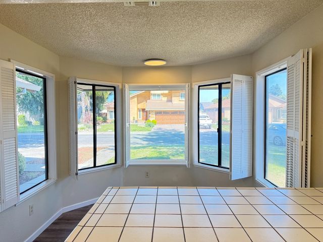 5 Rollingbrook Cir, Sacramento, CA 95833