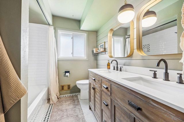 N52W37145 Juneau AVENUE, Oconomowoc, WI 53066
