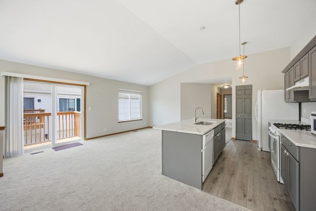 729 Fieldcrest Drive C, South Elgin, IL 60177