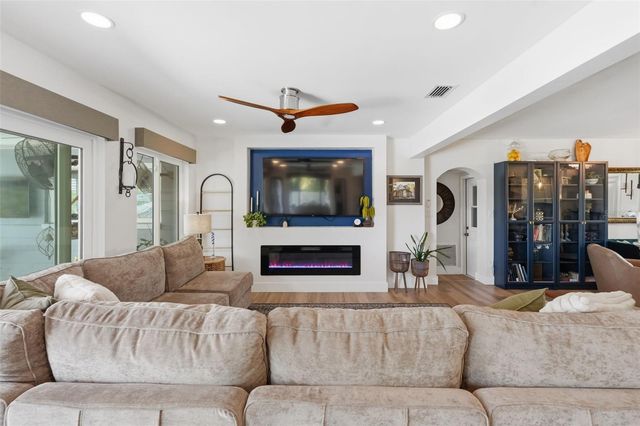 9571 SUN ISLE DRIVE NE, St Petersburg, FL 33702