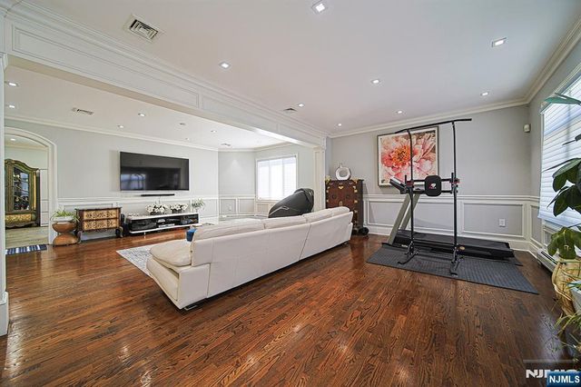 897 Virgil Avenue, Ridgefield, NJ 07657