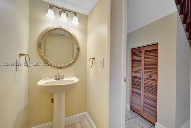1043 SW 113th Ter, Pembroke Pines, FL 33025