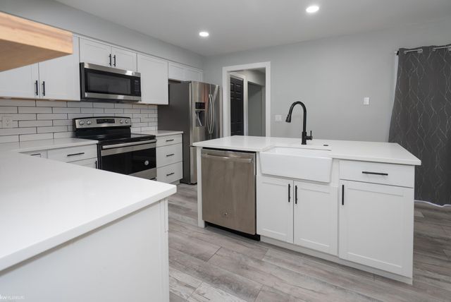 41058 W Rosewood Drive 64, Clinton Township, MI 48038