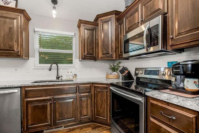 915 W 7th Avenue, Kearney, MO 64060