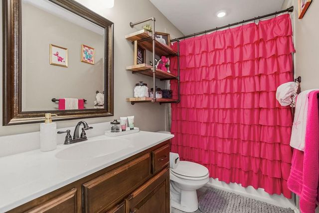915 W 7th Avenue, Kearney, MO 64060