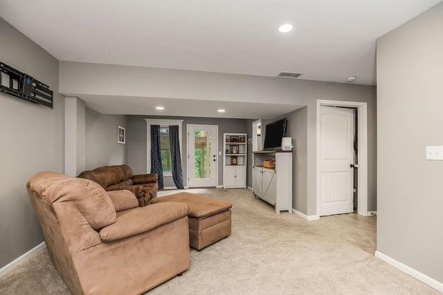 915 W 7th Avenue, Kearney, MO 64060