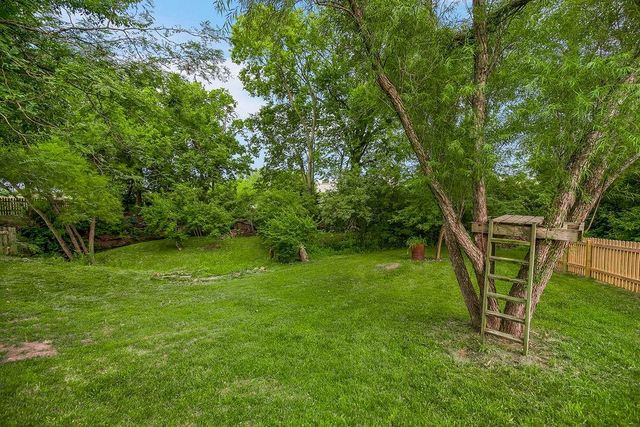 915 W 7th Avenue, Kearney, MO 64060