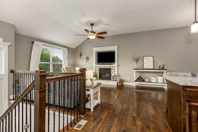 915 W 7th Avenue, Kearney, MO 64060