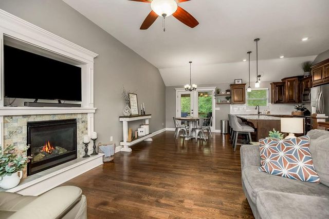 915 W 7th Avenue, Kearney, MO 64060