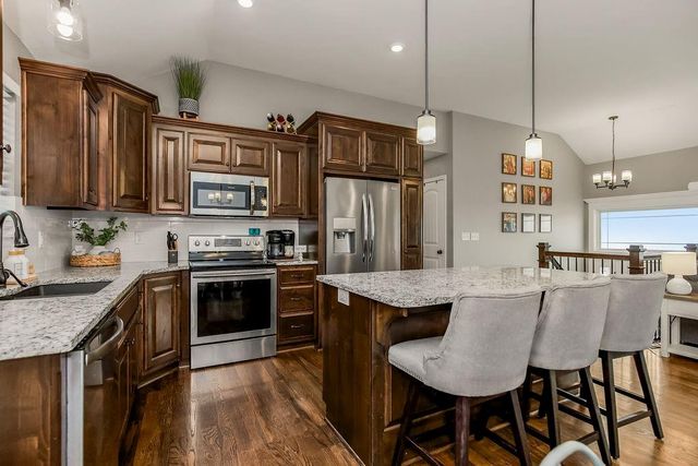 915 W 7th Avenue, Kearney, MO 64060