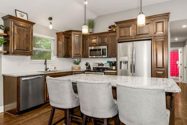 915 W 7th Avenue, Kearney, MO 64060