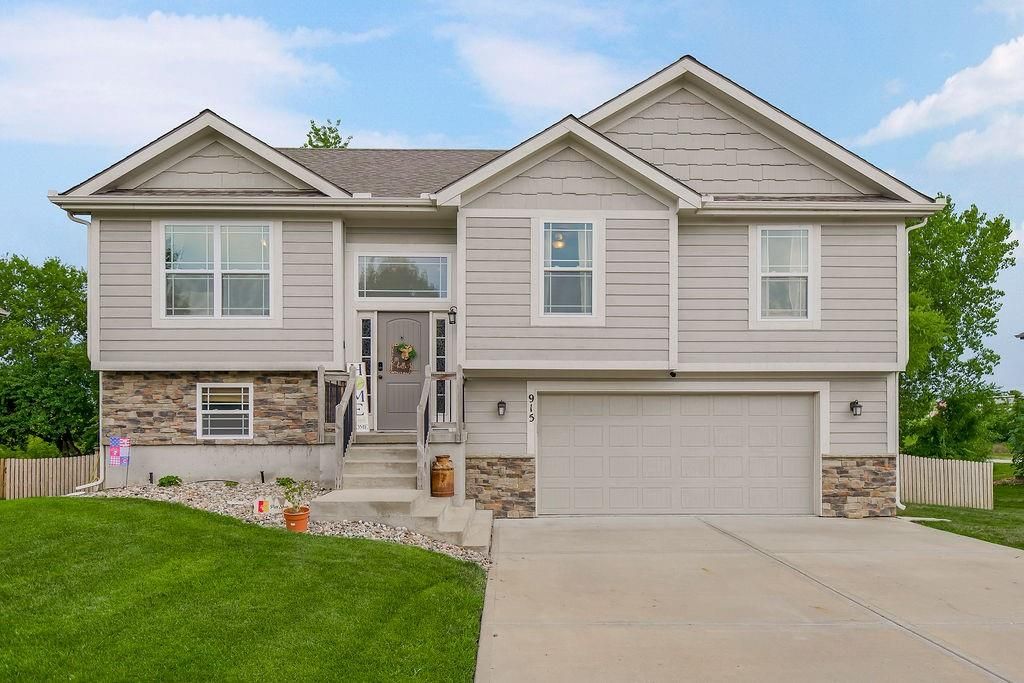 915 W 7th Avenue, Kearney, MO 64060