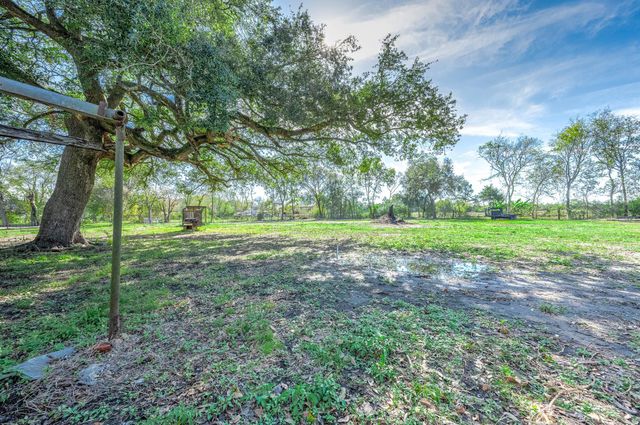 2227 County Road 737, Alvin, TX 77511