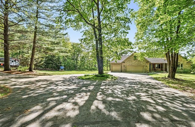 10835 Red Oak Ridge, Howard City, MI 49329